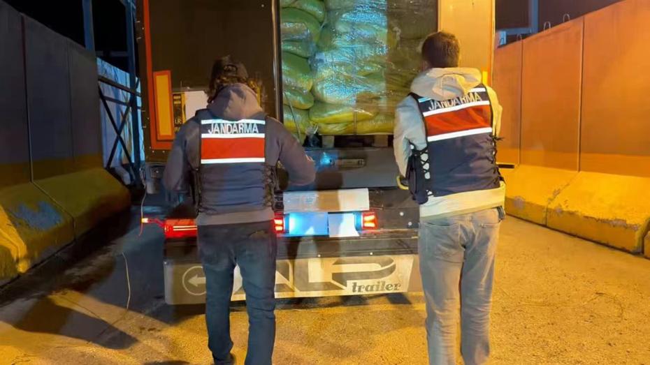 İhbar Üzerine Takip Edilen TIR'dan Çok Sayıda Uyuşturucu Madde Çıktı
