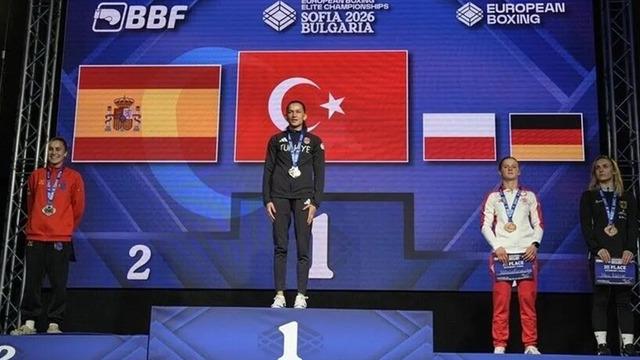 Gençlik ve Spor Bakanı Osman Aşkın Bak, Avrupa Boks Şampiyonası’nda Başarı Gösteren Milli Boksörleri Kutladı