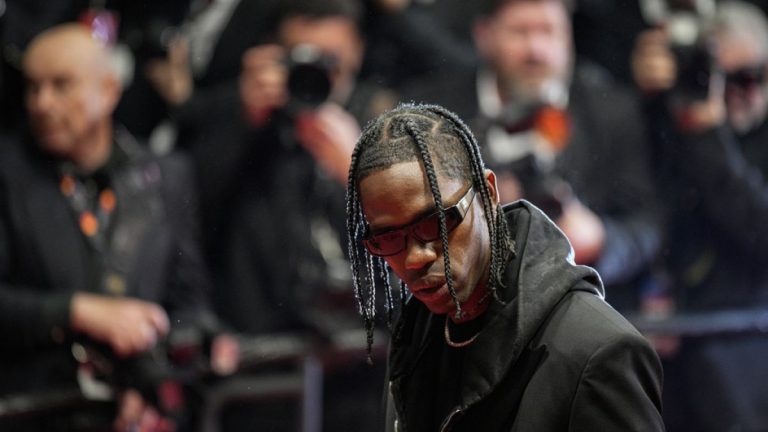 Paris'te bir otelde güvenlik görevlisiyle tartıştıktan sonra tutuklanan rapçi Travis Scott serbest bırakıldı