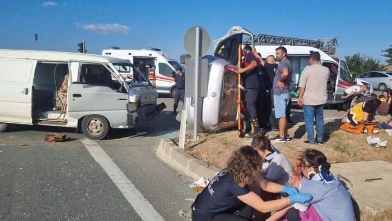 Çanakkale'de otomobil ile minibüs çarpıştı: 7 yaralı