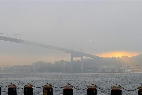 Kimse göremiyor! Sis nedeniyle İstanbul Boğazı çift yönlü gemi trafiğine kapatıldı.