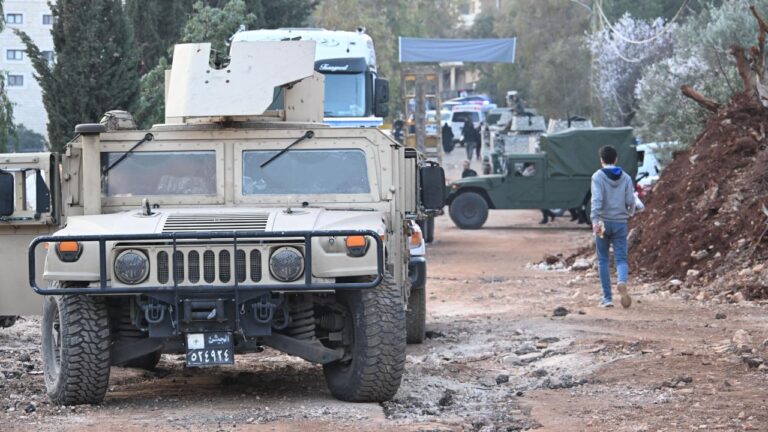 Lübnan ordusu, ülkenin güneyinde İsrail ordusunun çekildiği bir şehirde konuşlandı