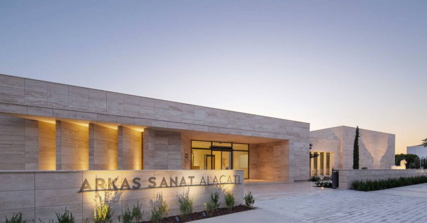 Arkas Sanat Alaçatı’da sorgulatan sergi: ‘Sahnelenmiş’ yüzleşme… – Son Dakika Kültür-Sanat Haberleri