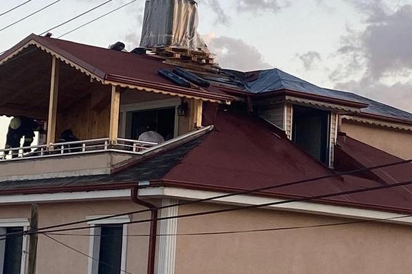 Çatı tamiri sırasında çıkan yangın korkuttu