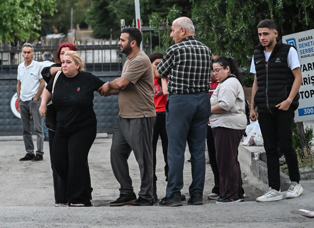 Adli tıp önünde ağrı fotoğrafı! Ateş Şehitlerinin Aileleri Neredeyse Yıktı 5