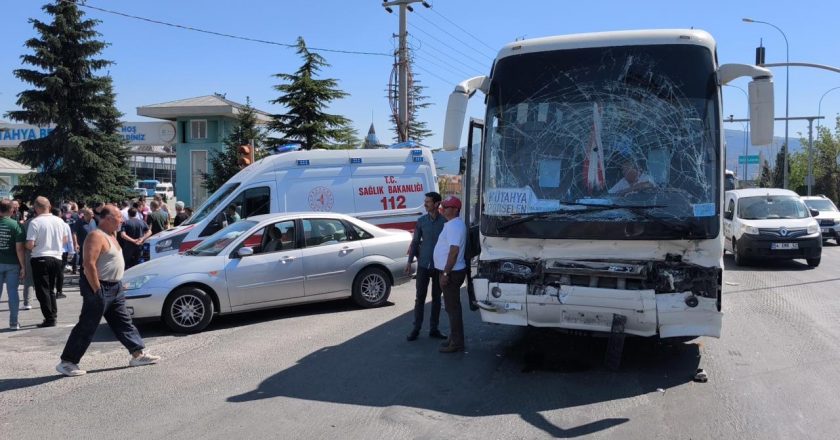 Kütahya’da işçi servisi LPG yüklü tankere çarptı: 35 yaralı