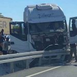 Kontrolden çıkan tır refüje çarparak durabildi