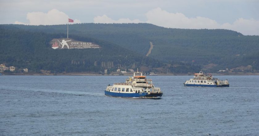 Gökçeada feribot seferlerine fırtına engeli