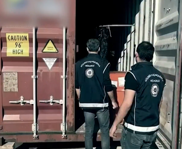 Mersin Limanı’nda gizli göçmen operasyonu: 44 kişi konteynerden çıkarıldı!