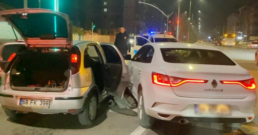 Sarhoş şoför, emniyet müdürü yardımcısının aracına çarparak kaza yaptı.